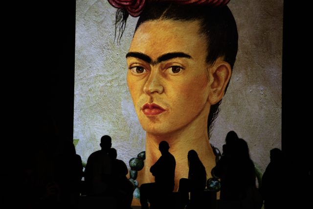 Argentina «revive» a Frida Kahlo en innovadora exposición