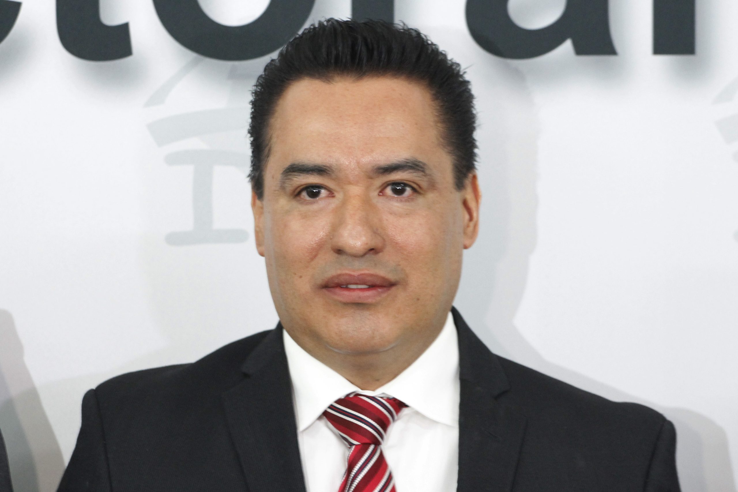 Ratifican destitución del secretario del IEE, Cesar Huerta Méndez
