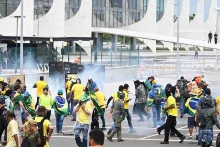 Presidente Boric por asalto de bolsonaristas a Congreso en Brasil: “Es un cobarde y vil ataque a la democracia”