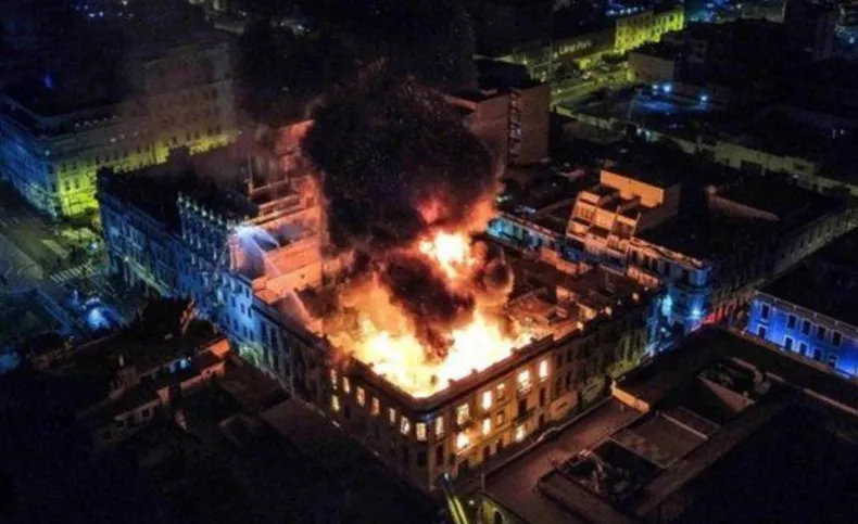 Policía peruana reprime multitudinaria protesta en Lima sin que medie provocación alguna e incendia edificio para culpar a manifestantes (+Videos)