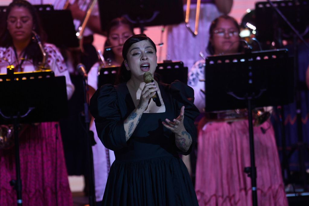 «Cantamos sin miedo, pedimos justicia, gritamos por cada desaparecida»: Mon Laferte deslumbró con emotiva  interpretación en Festival de Olmué