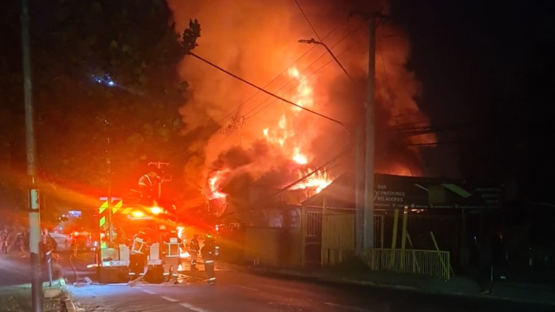 Accidente de tránsito terminó en incendio: Cuatro locales comerciales se quemaron en Puente Alto
