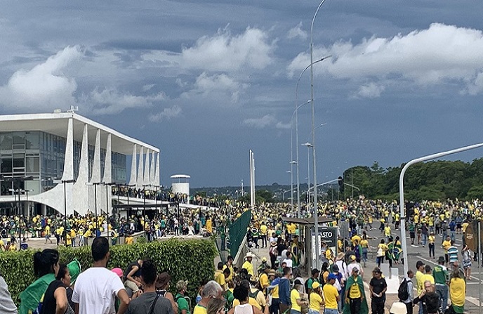 La asonada golpista en Brasil: Presidente Lula debió intervenir las fuerzas de seguridad en Brasilia