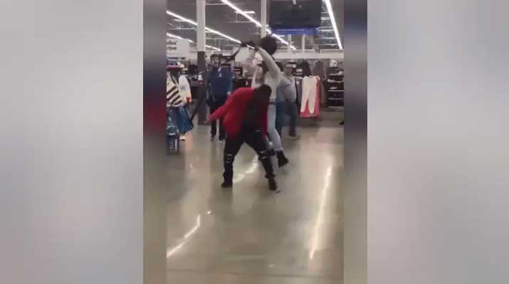 Exmilitar noqueó con fierro en la cabeza a hombre que intimidaba con cuchillo a clientes en Walmart