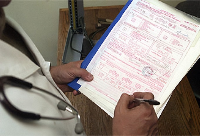Licencias médicas falsas: médicos emisores podrían perder su título profesional