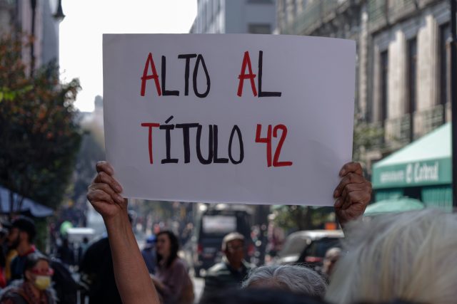 En medio de cumbre, protestan en CDMX por políticas migratorias