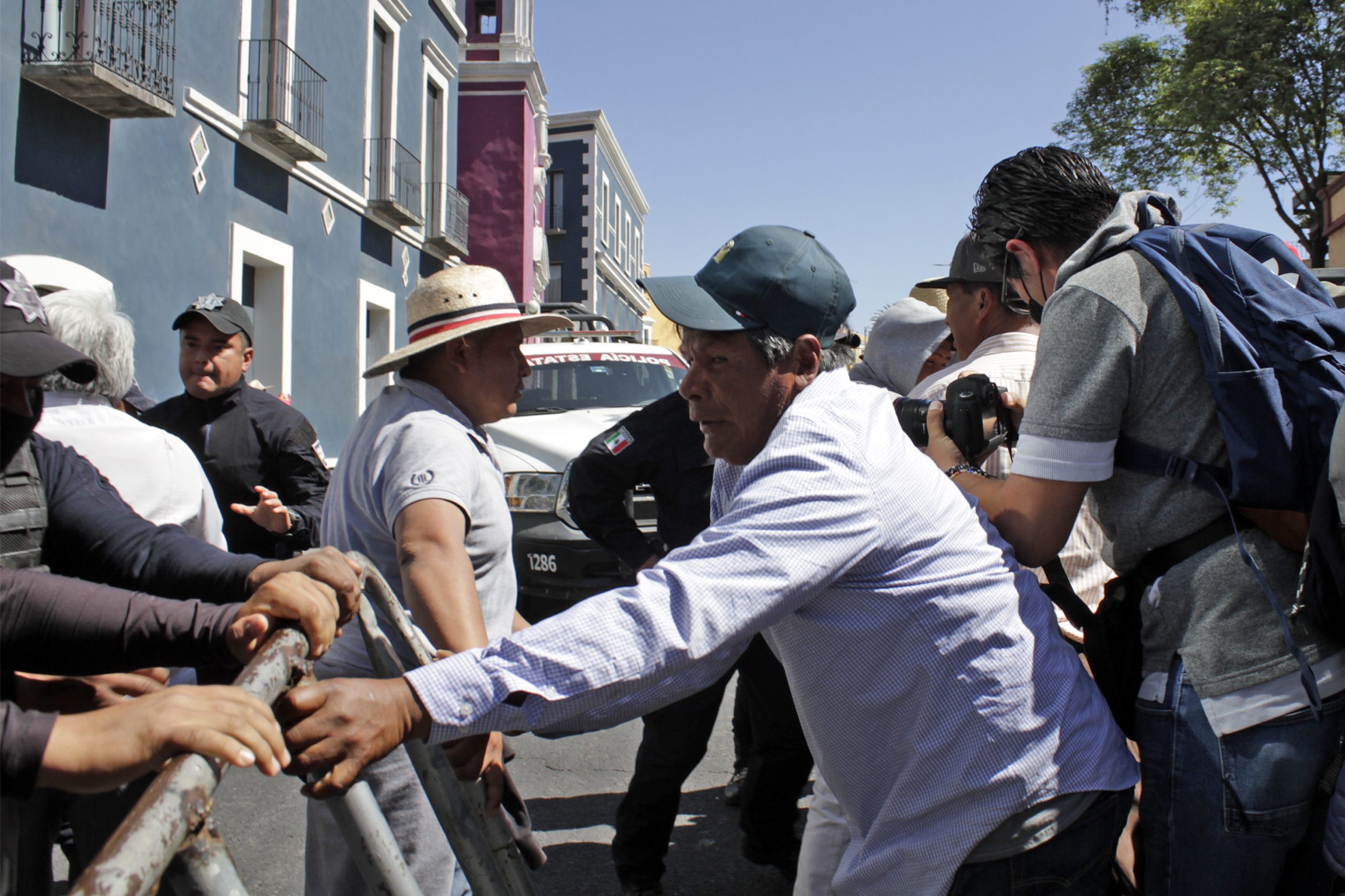 Chocan granaderos con manifestantes encabezados por diputada del PRD