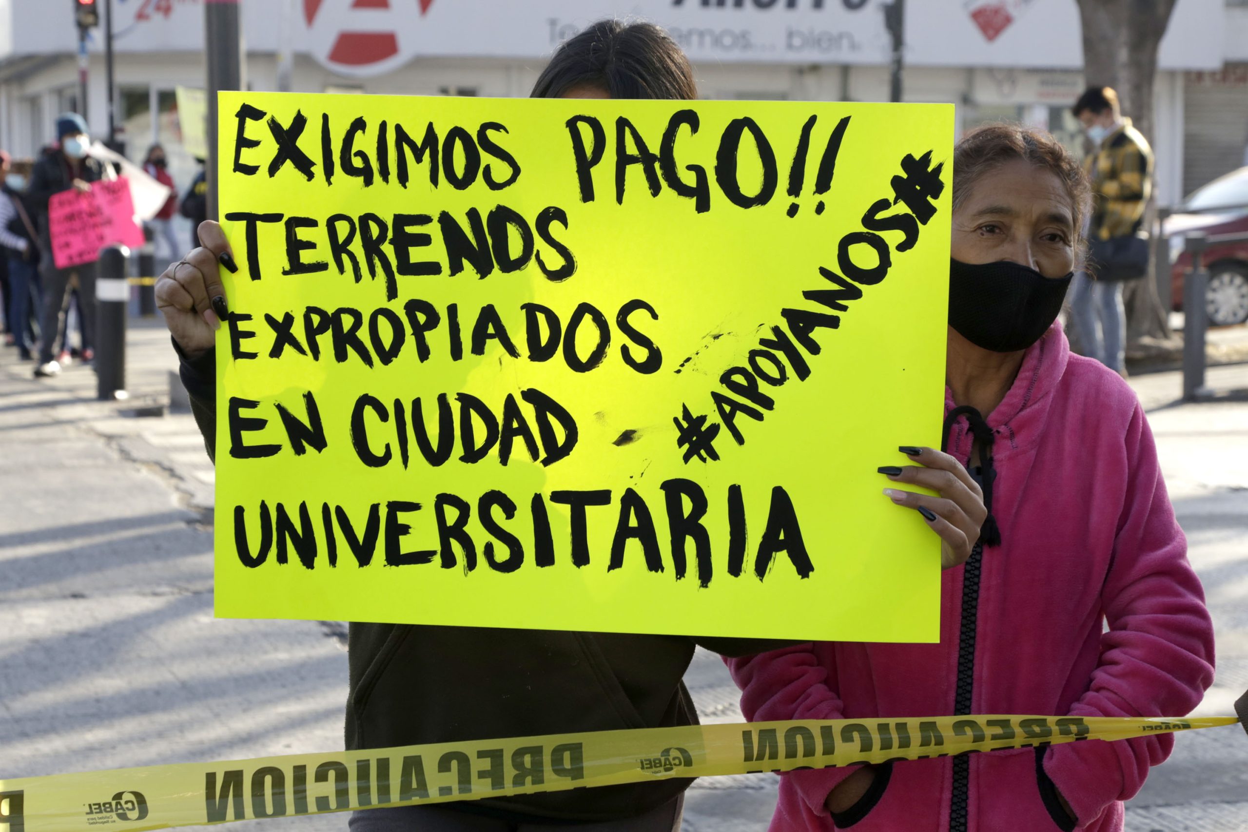 Ejidatarios bloquean bulevar Valsequillo; piden indemnización por tierras expropiadas