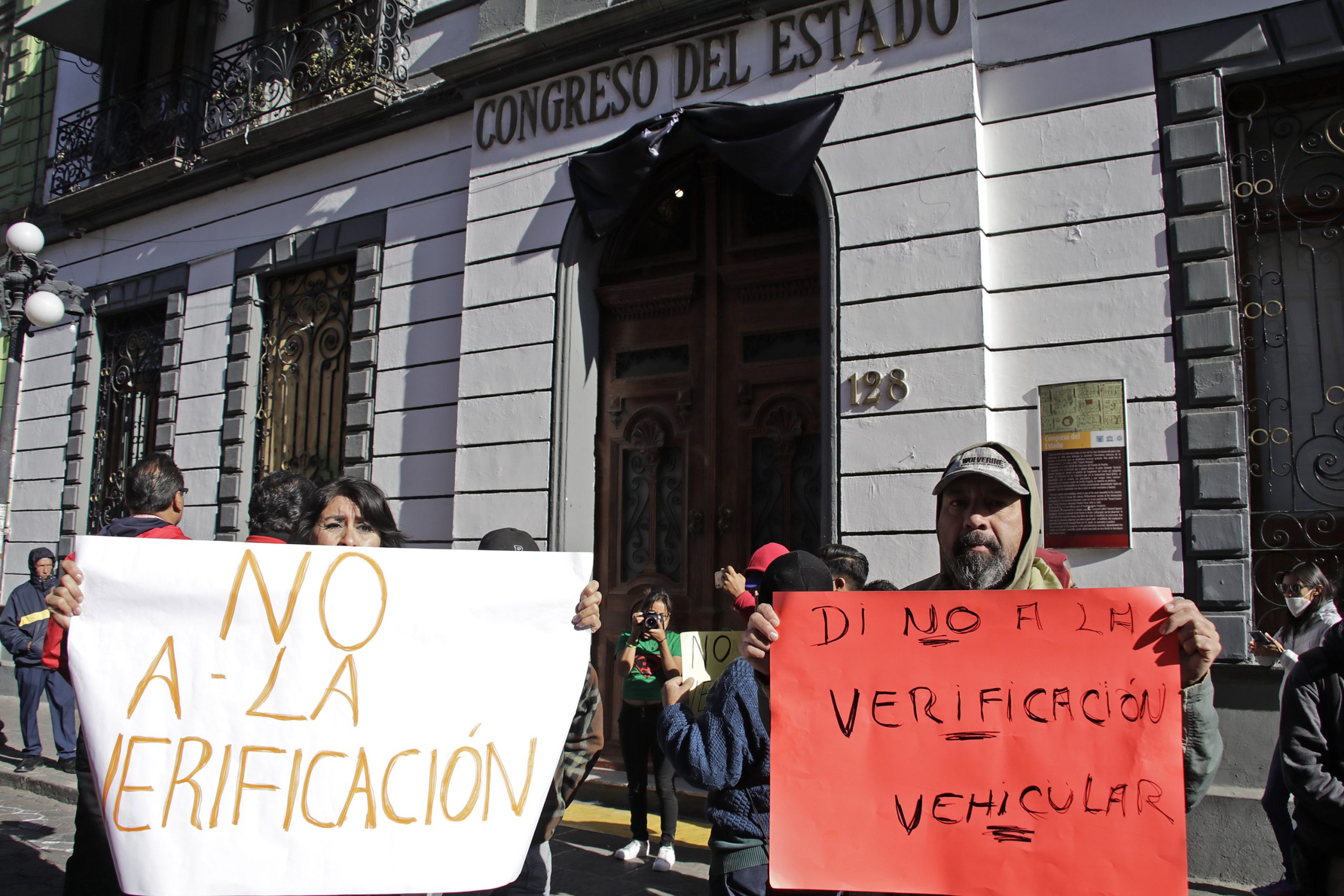 Transportistas niegan que verificación ayude al medioambiente; se vuelven a manifestar