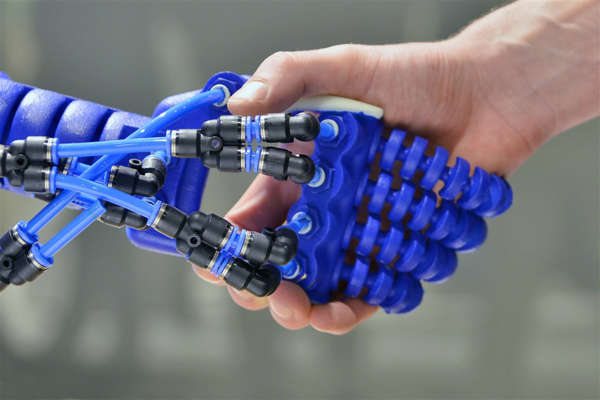 Estudiantes construyen mano robótica en un acto de solidaridad para su compañero