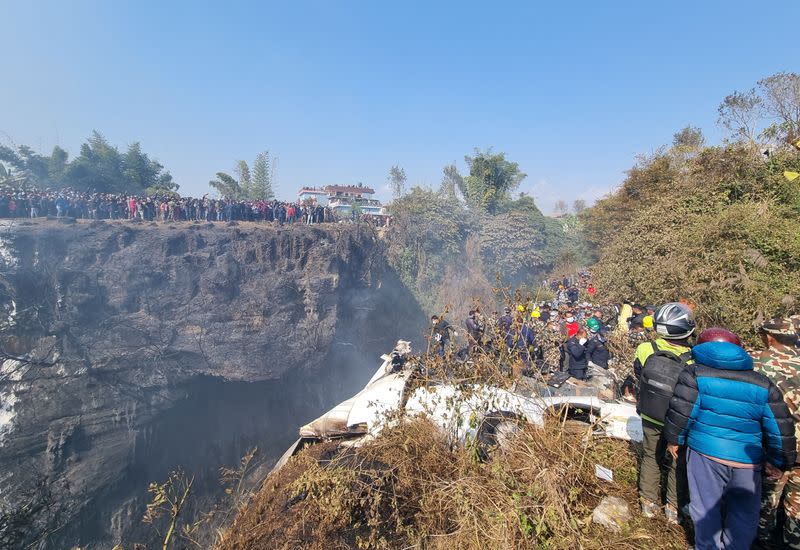 Avión se estrella en Nepal con 72 personas a bordo; 68 murieron