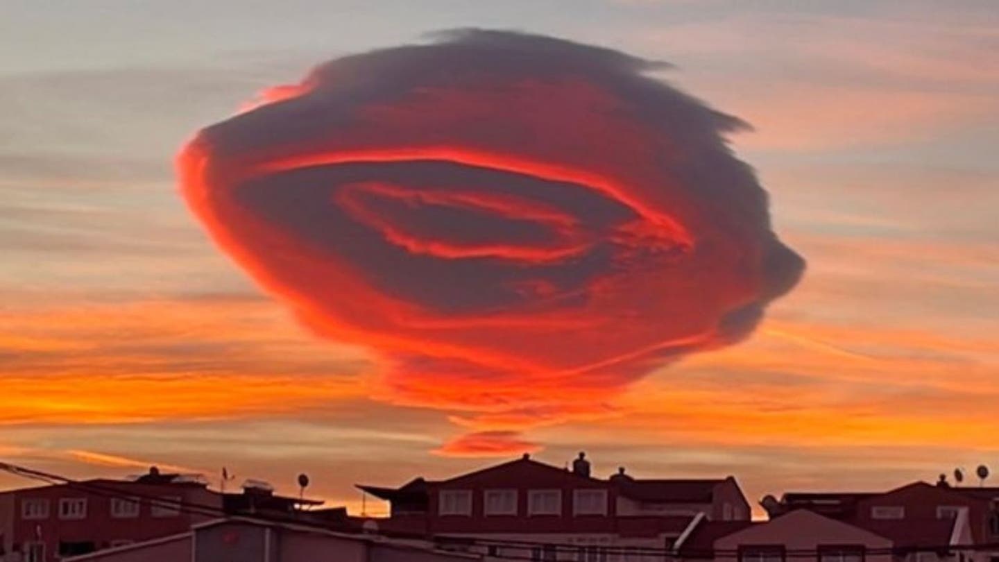 Extraña formación de nubes sobre el cielo turco asombra a observadores