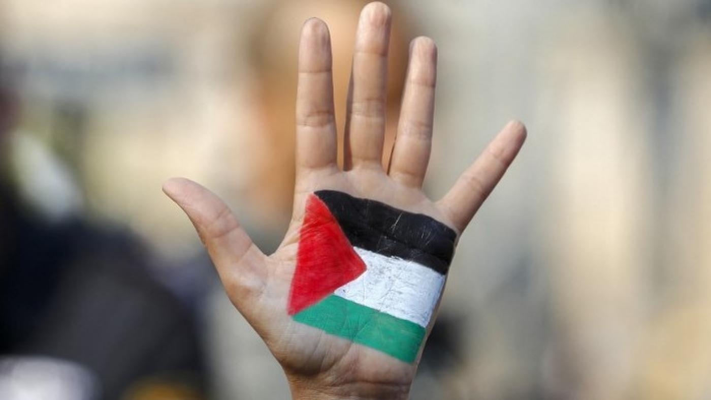 Israel prohíbe las banderas palestinas en lugares públicos y ordena a la policía hacer cumplir la medida