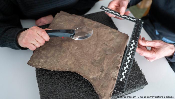 Encuentran la piedra rúnica más antigua del mundo en Noruega