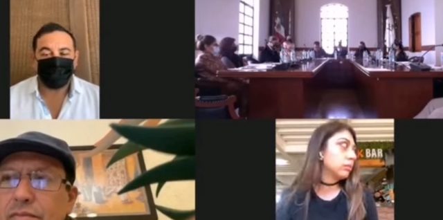 Así asiste regidora de Tehuacán a sesión de Cabildo, desde un botanero