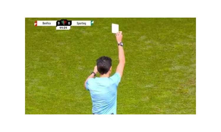 Árbitro muestra una TARJETA BLANCA por primera vez durante un partido de fútbol