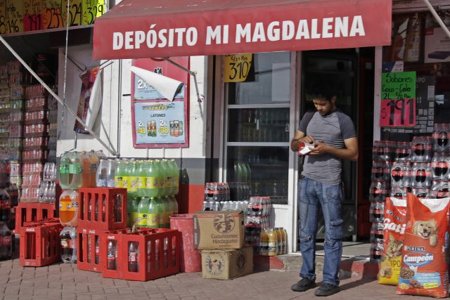 Advierte empresario amparos tras prohibición de exhibición de cigarrillos