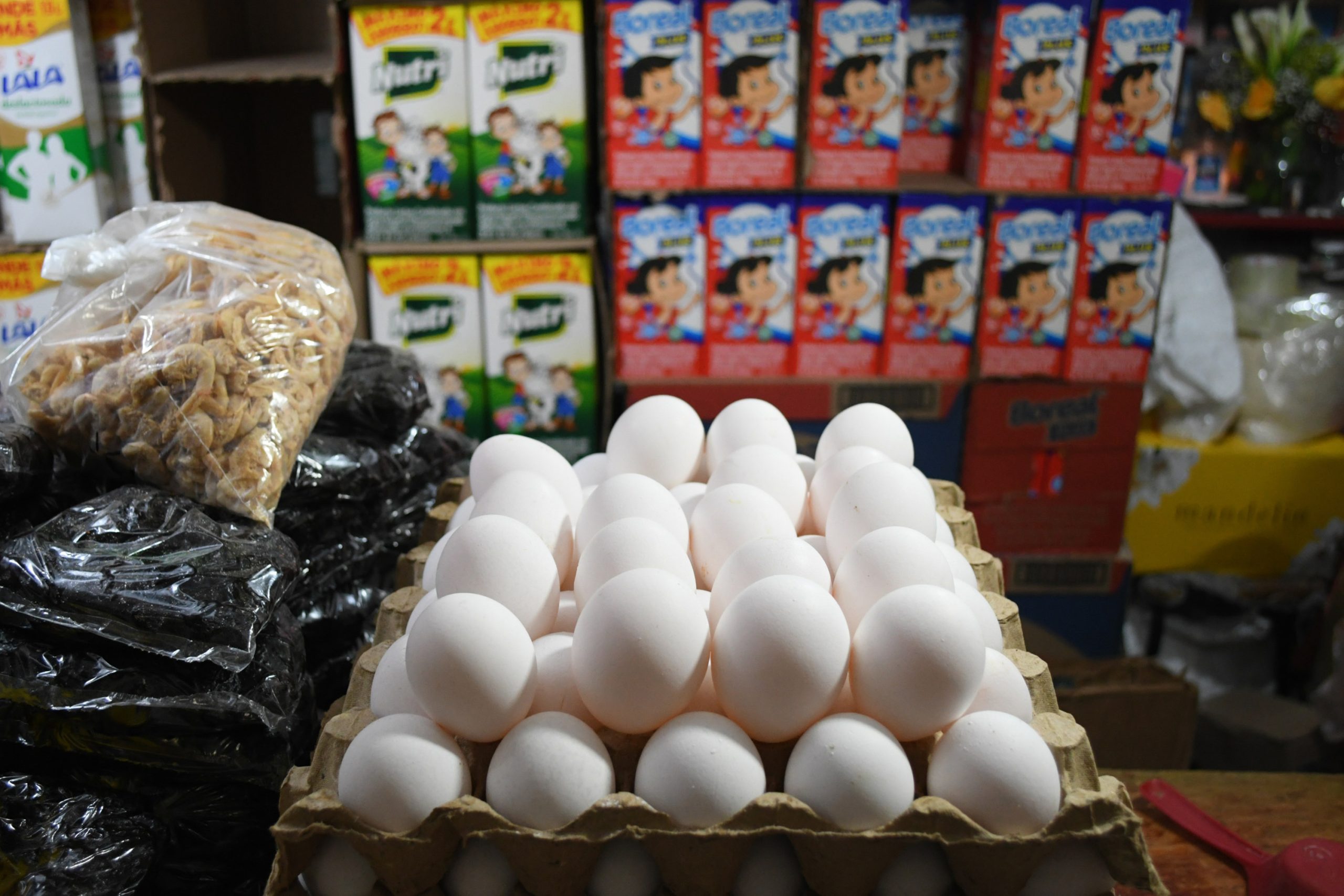 Hasta 52 pesos el kilo de huevo en tienditas de Puebla capital