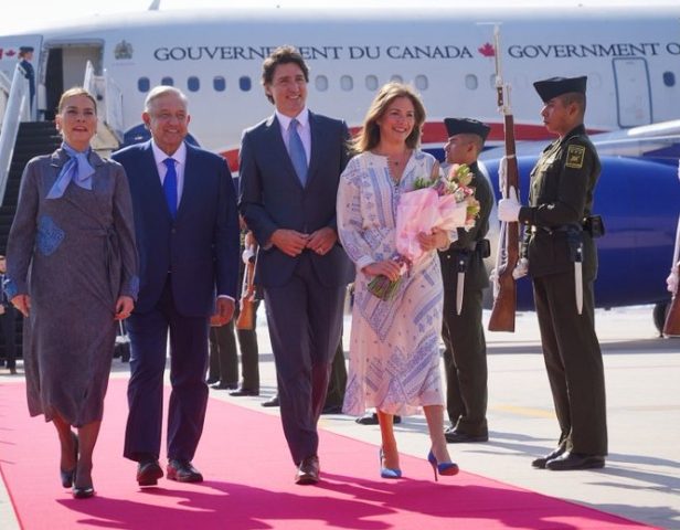 Recibe AMLO a ministro canadiense en AIFA para la cumbre