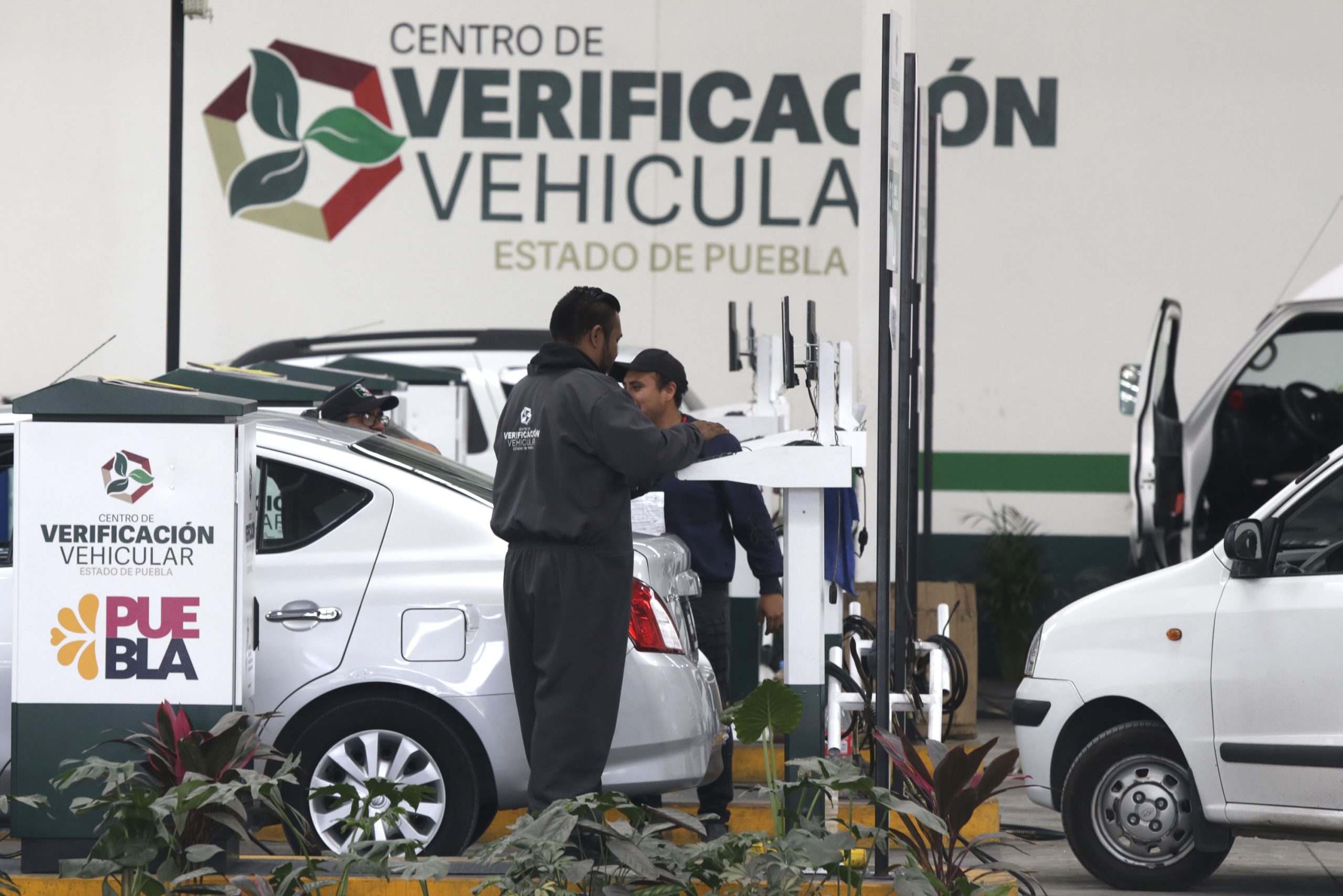 Más de 100 mil vehículos cumplen con verificación en Puebla