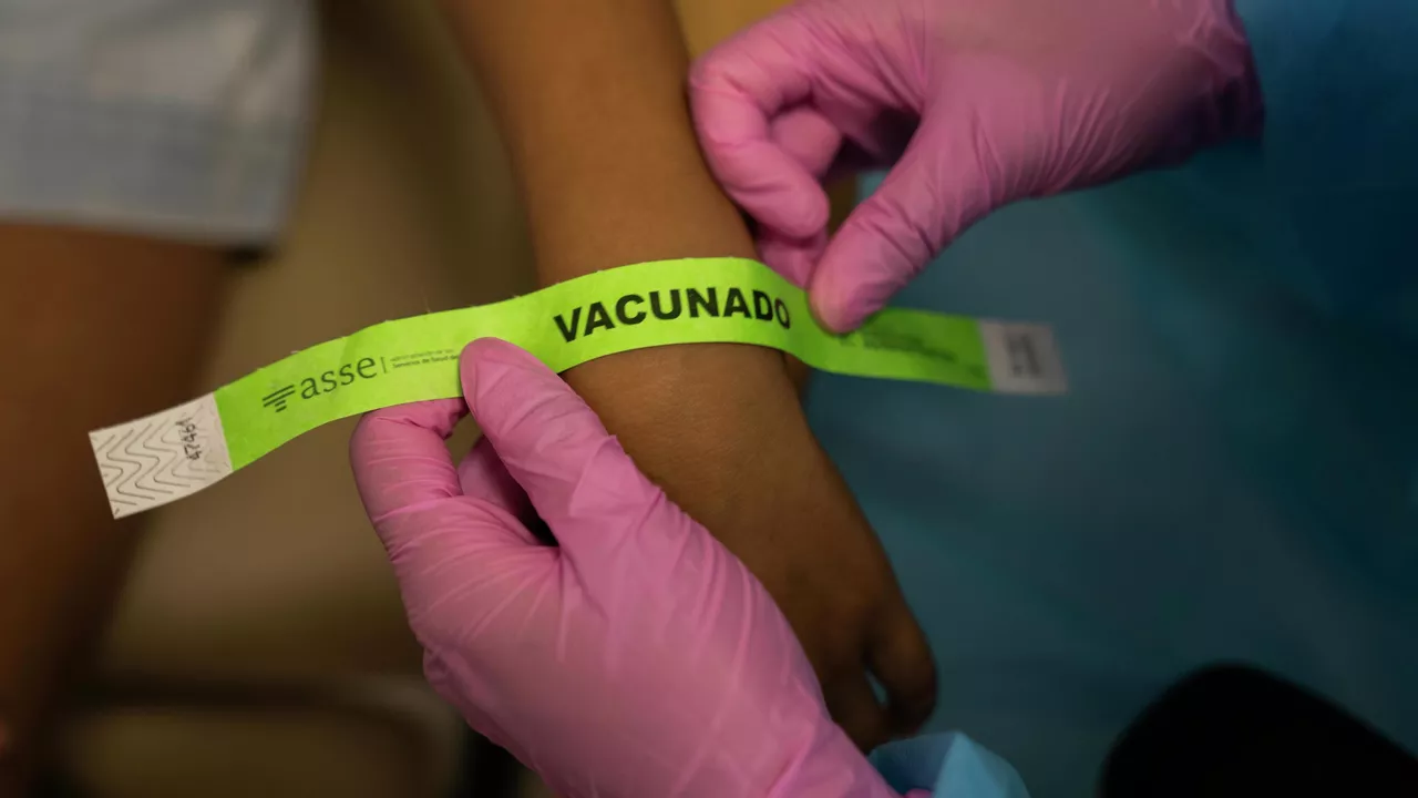 Arranca en Perú la aplicación de la vacuna bivalente contra el COVID-19