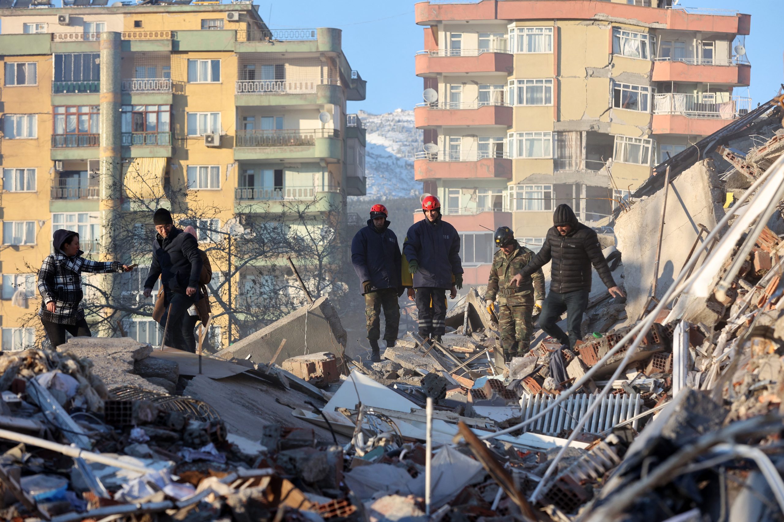 Asciende a más de 11.000 los fallecidos por terremotos en Turkiye y Siria