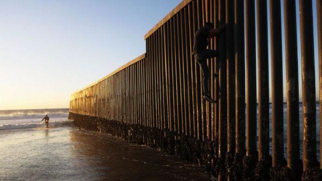 Así de fácil: joven presume lo simple que es cruzar muro Fronterizo en playa de Tijuana, BC (VIDEO)