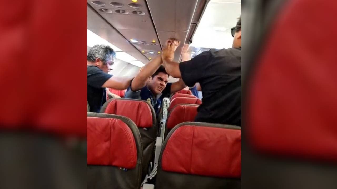 [VIDEO] Graban violenta pelea al interior de un avión en Antofagasta: pasajero ebrio se habría negado a abandonar el vuelo