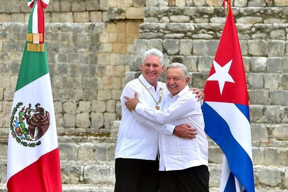 Condecoran a presidente de Cuba y piden a EU quitar bloqueo