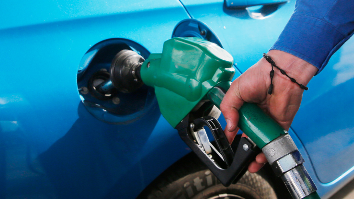 Tras tres semanas sin variaciones, precios de las bencinas registran importantes bajas