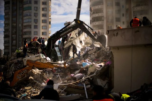Suman más de 11 mil muertos por terremoto en Turquía y Siria