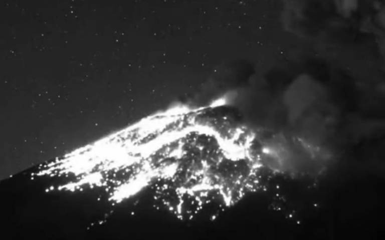 Volcán Popocatépetl emite fuerte explosión y lanza fragmentos incandescentes