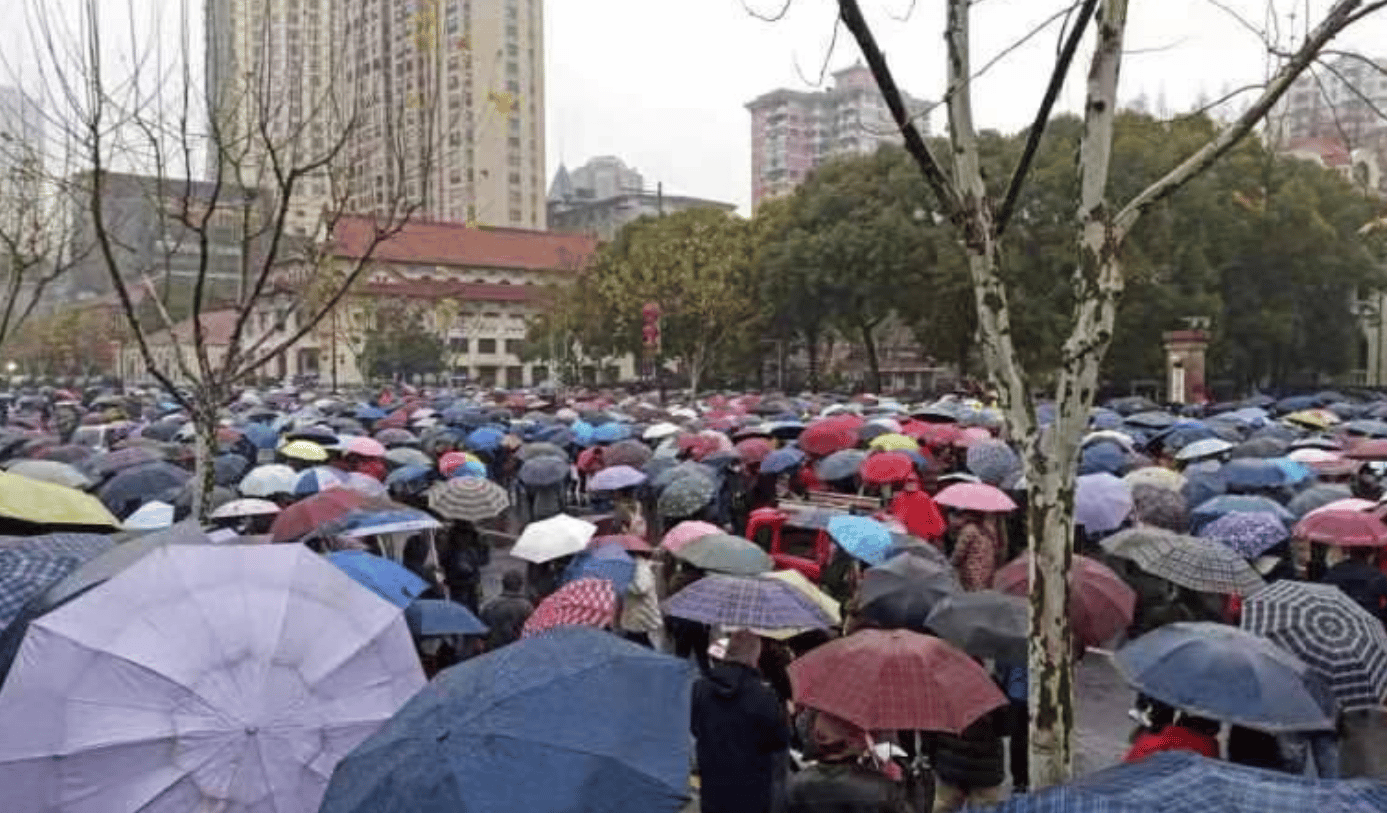 Adultos mayores protestan en China contra recortes de las prestaciones médicas
