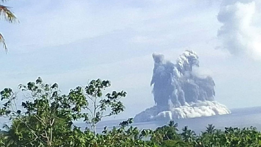 (Fotos) Entra en erupción un volcán submarino del Cinturón de Fuego