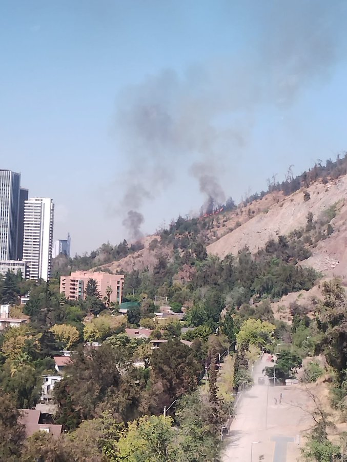 Incendio afectó a ladera del cerro San Cristóbal: Se registra una persona lesionada por el fuego