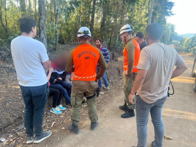 Rescataron con vida a menor de 14 años extraviada en medio de un incendio forestal en Ñuble