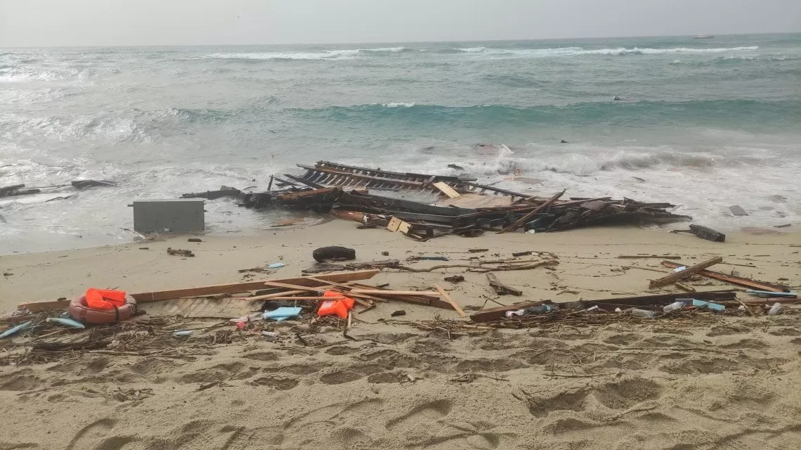 Naufragio en la costa sur de Italia deja al menos 40 migrantes muertos