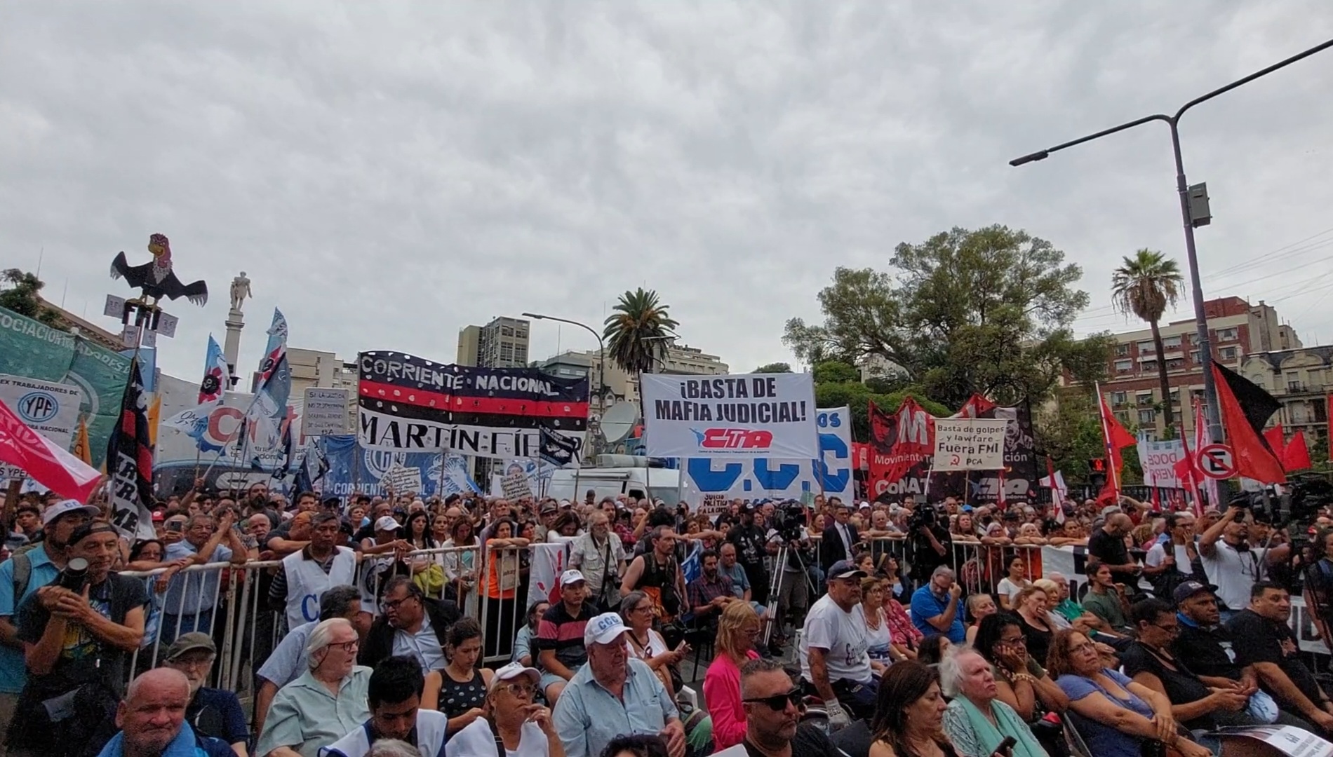 «Basta de mafia judicial»: Marchan en respaldo a juicio político contra la Corte Suprema en Argentina