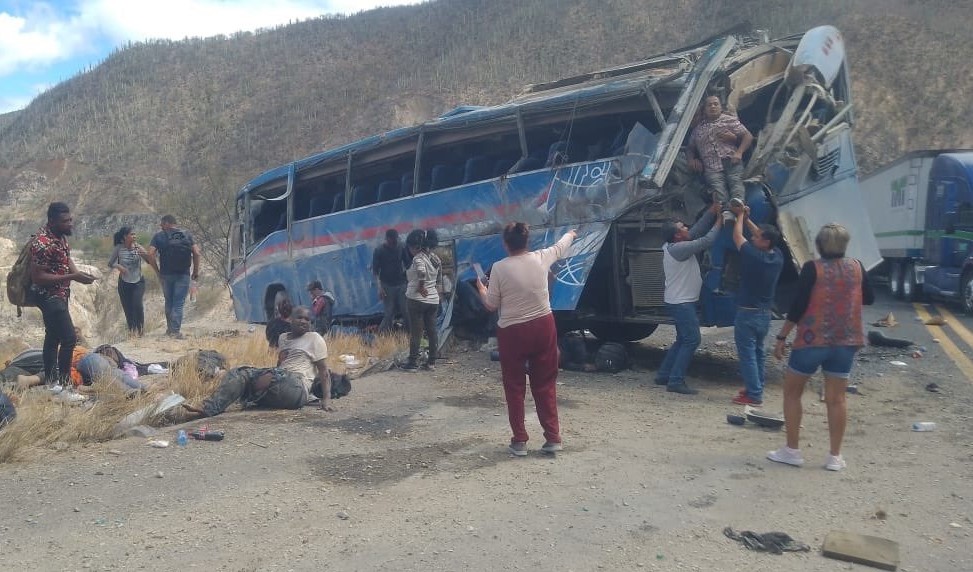 Tragedia en la Cuacnopalan-Oaxaca por volcadura de autobús