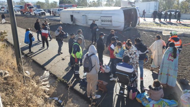En riesgo, la vida de cinco peregrinos por accidente en la México-Puebla