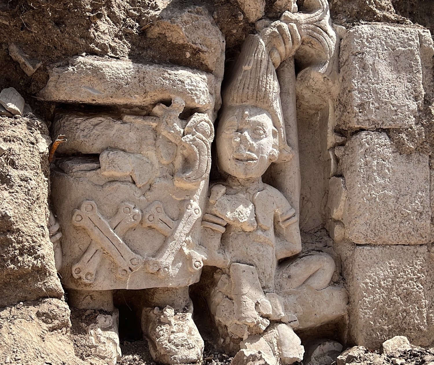 «Todo es místico» dice AMLO sobre escultura hallada en trabajos del Tren Maya