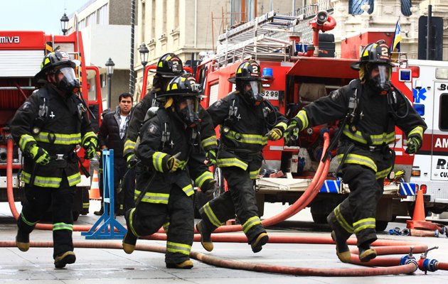 Bomberos enternecen las redes al cantar cumpleaños a niña en medio de la emergencia (Video)