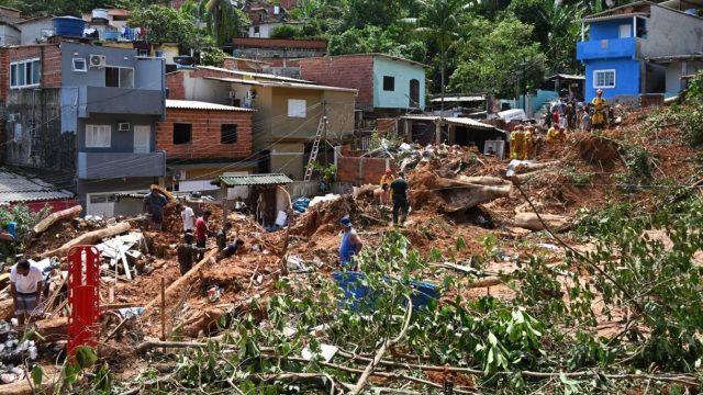 Sube a 65 el número de muertos por inundaciones y deslaves en Brasil