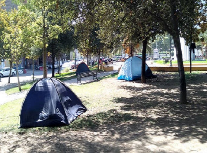 Preparan operativo para retirar carpas del eje Alameda-Providencia y abordar la situación de calle en Santiago