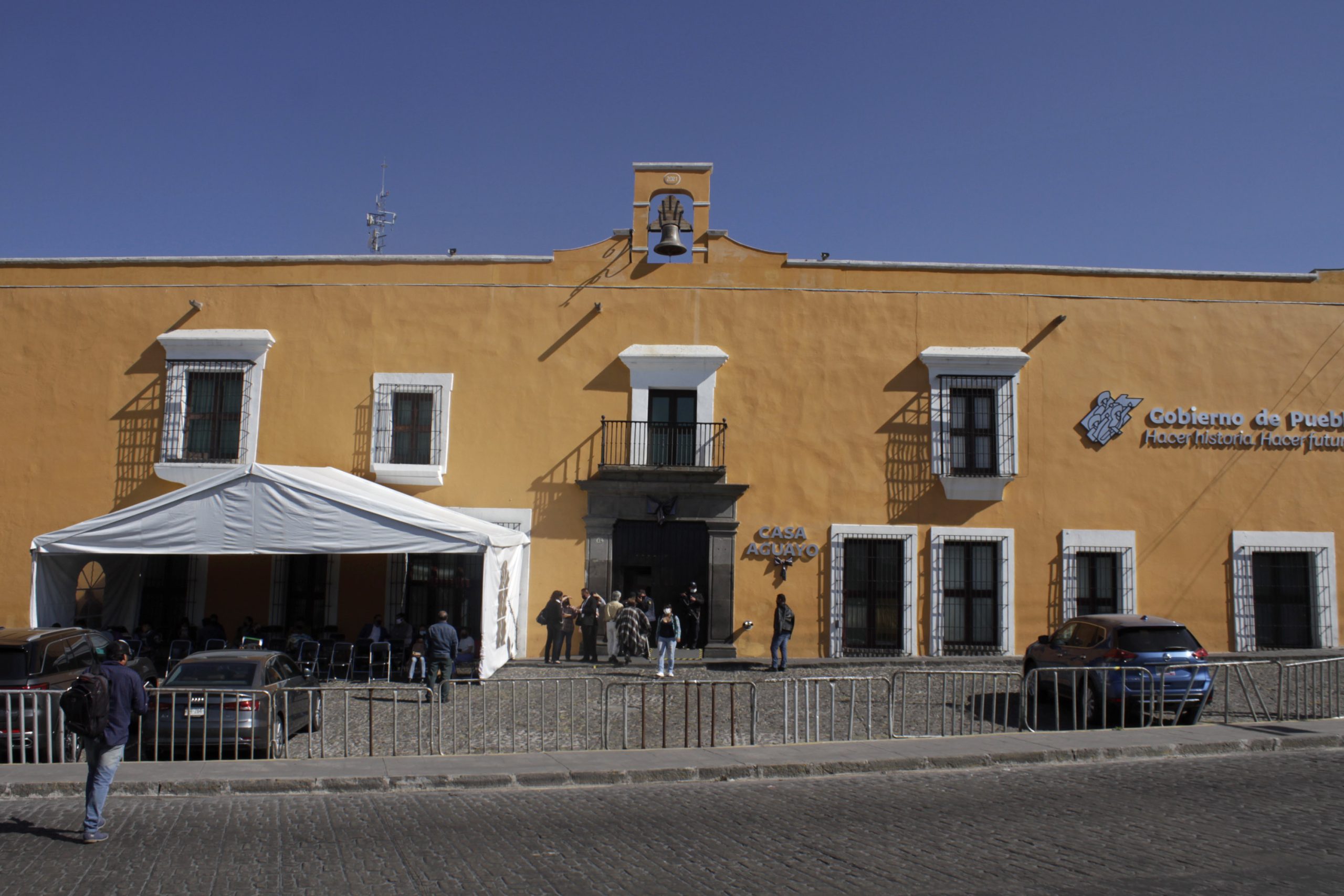 Inicia FGE investigación por actos violentos en protesta en Casa Aguayo