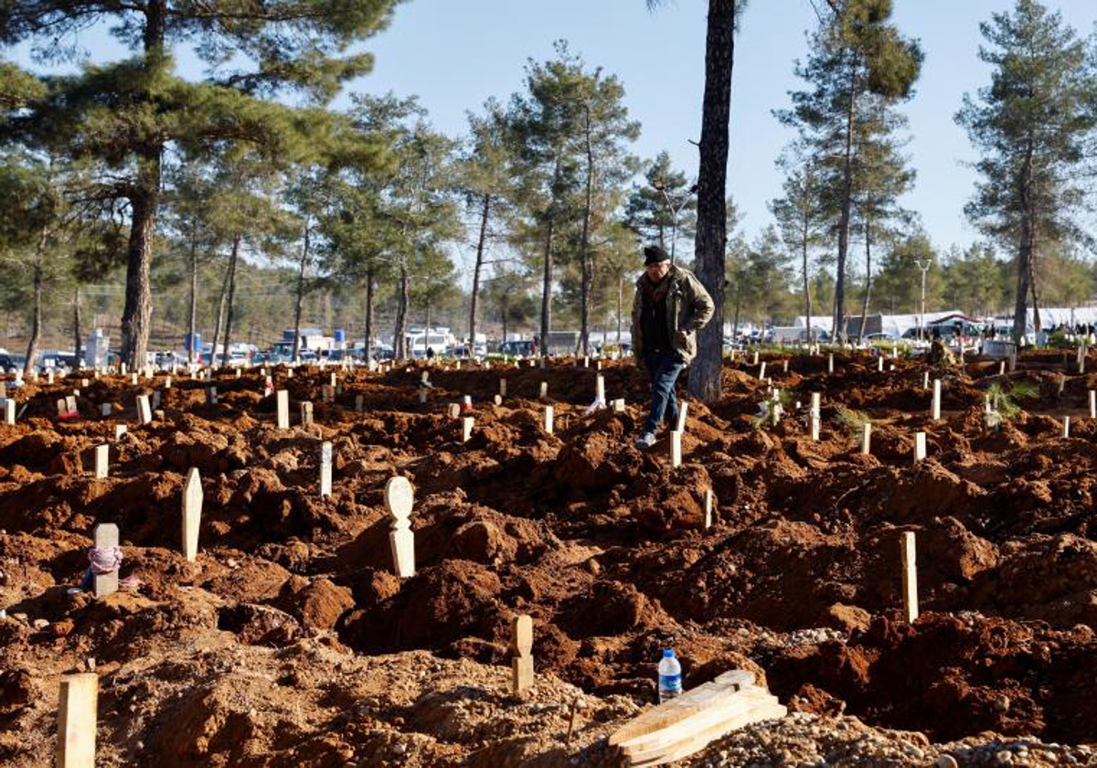 Cementerios en Turquía y Siria colapsados mientras decenas de cuerpos apilados esperan ser enterrados