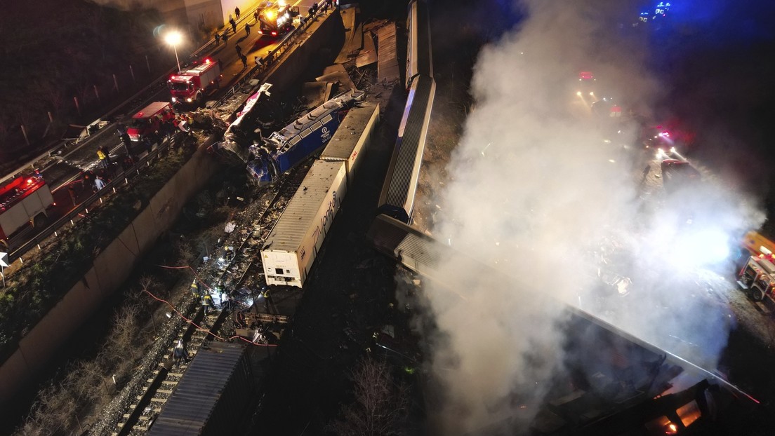 Colisión entre un tren de mercancías y uno de pasajeros deja al menos 15 muertos en Grecia