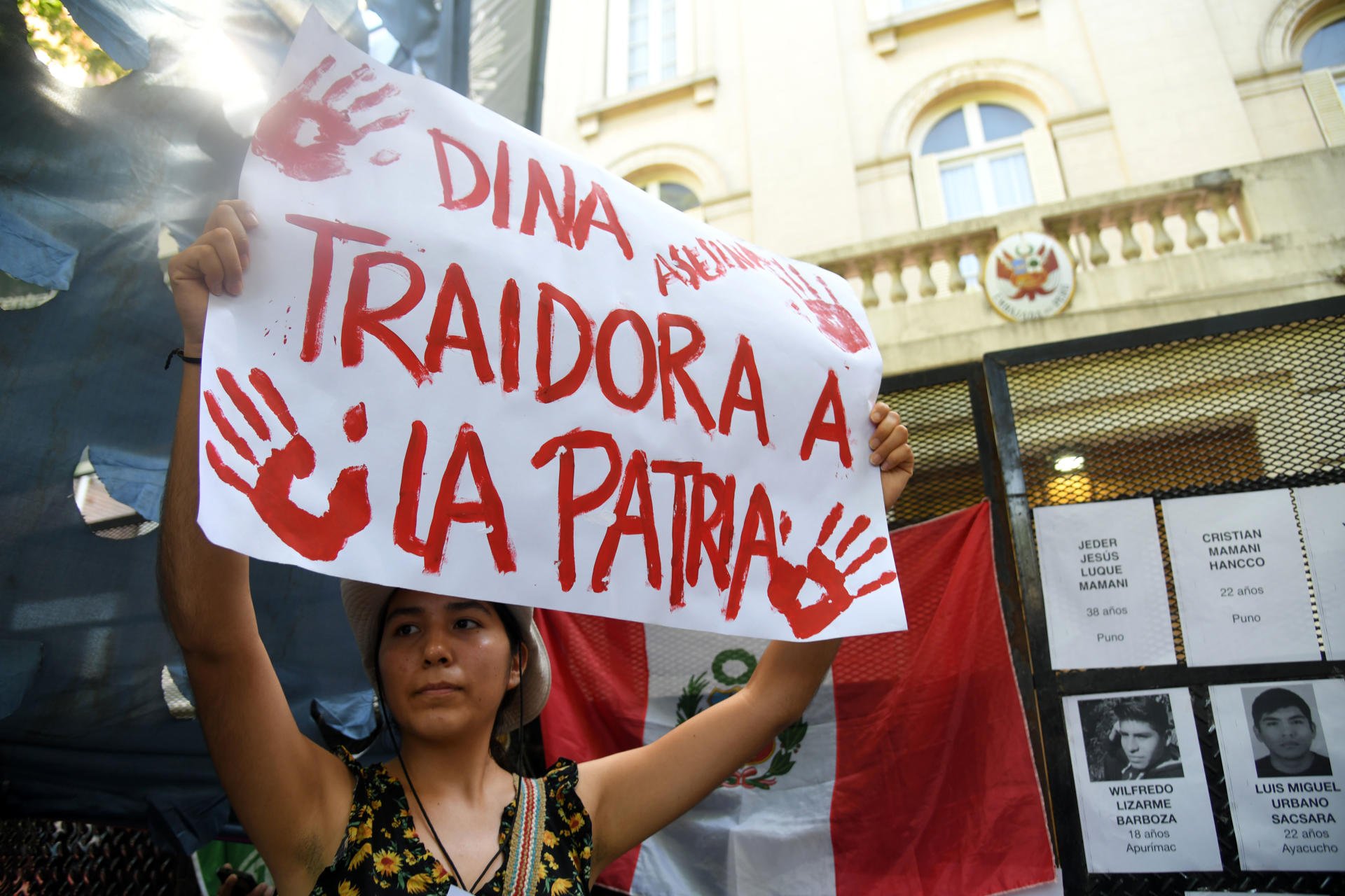 Mientras la gente exige justicia: Boluarte anuncia «apoyo económico» para familiares de fallecidos y heridos de gravedad en las protestas