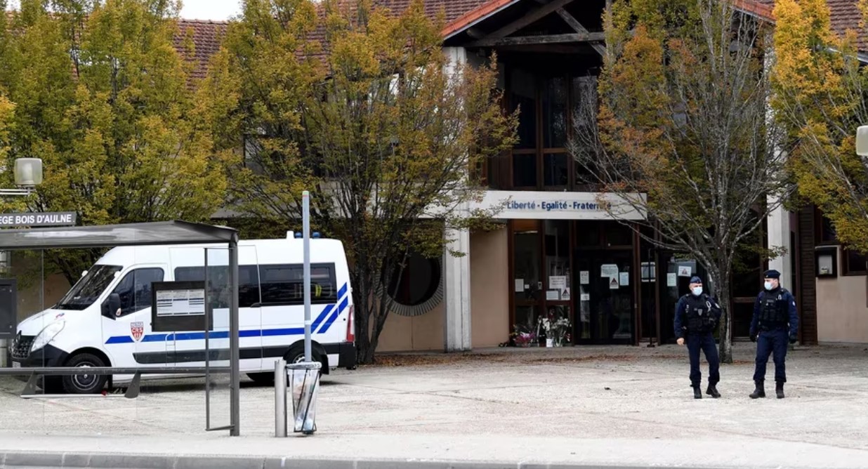 Alumno de 16 años asesina a su maestra durante clase en Francia