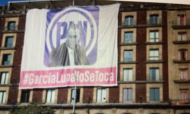 Lona con García Luna recibió a manifestantes en el zócalo de la CDMX
